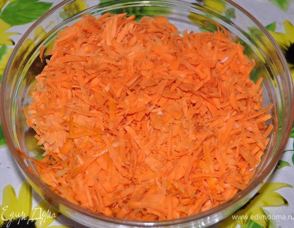 Натереть морковь на терку.