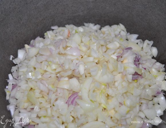 Лук нарезать мелко.