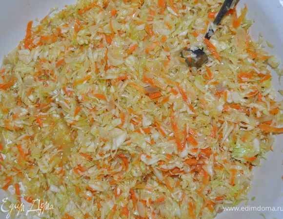 Смешать капусту с горячими морковью и луком, посолить. Овощи должны быть немного солоноватые.