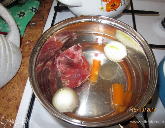 Варим бульон: в воду кладём телятину ( уменя с косточкой), луковицу, морковь, сельдерей, перец горошком.