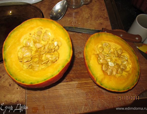 Тыкву чистим, режем кубиками. С кабачком поступаем также.