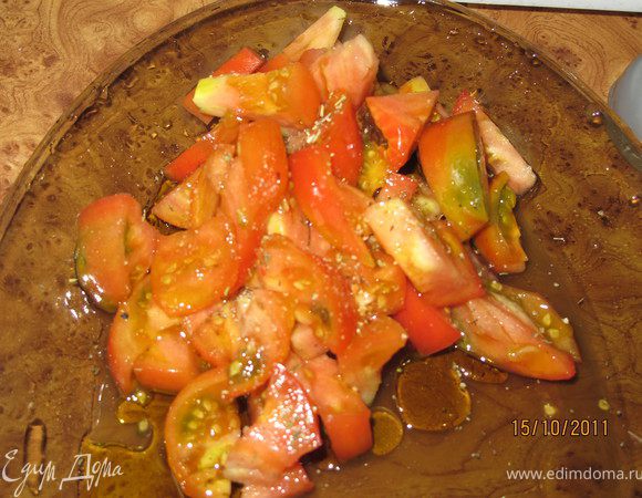 Режем мелко помидоры, добавляем нарезанные грибы посыпаем их всеми травками, поливаем оливковым маслом, перемешиваем и оставляем.