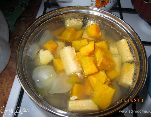 Бульон кипит 20 мин.После добавляем в него тыкву и кабачки. И варим ещё 15 минут.