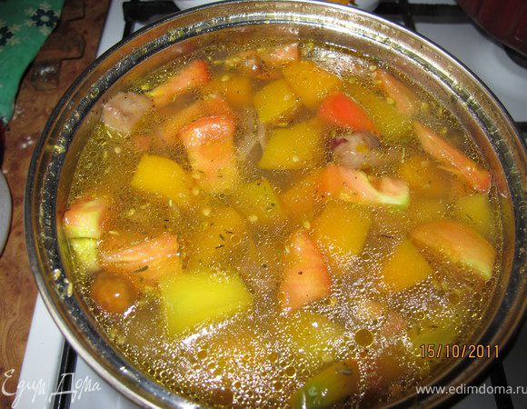 Добавляем помидоры. Варим ещё минут 10 и солим, немного сахара (щепотку), кладём лавровый лист. Всё это должно пропитаться вкусами поэтому кипит ещё 5 минут.