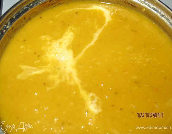 Перекладываем всё в блендер и делаем пюре. Переливаем в кастрюлю, добавляем стакан молока перемешиваем и подогреваем, но не кипятим.