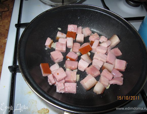 Я порезала бекон кубиками (можно взять грудинку), поджарила его на сковороде и добавила чеснок и прогрела.
