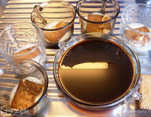 Приготовить кофе в плоской мисочке и бисквитное печенье. Быстро обмакивая печенье в кофе, укладываем его в крем.