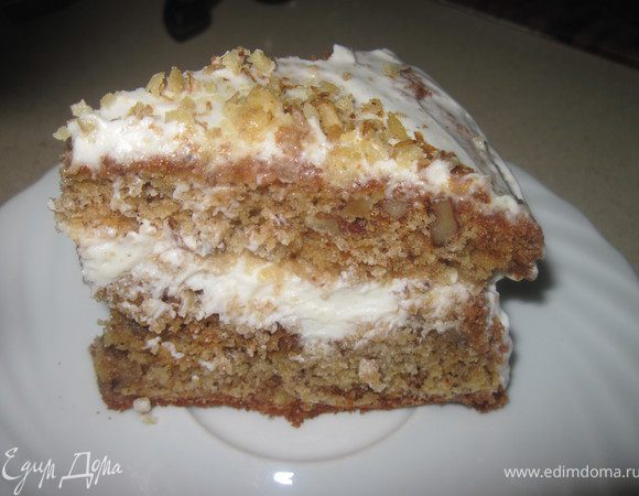 Бисквит остудить, разрезать на 2 части. Перемазать начинкой и дать пропитатся часика 2.Сверху посыпать измельченными орехами.
Приятного аппетита!