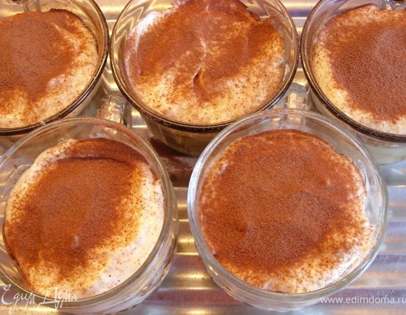 В маленькое ситечко насыпать шоколадное какао. Потрусить ситечком над кремом, аккуратно посыпая всю поверхность.