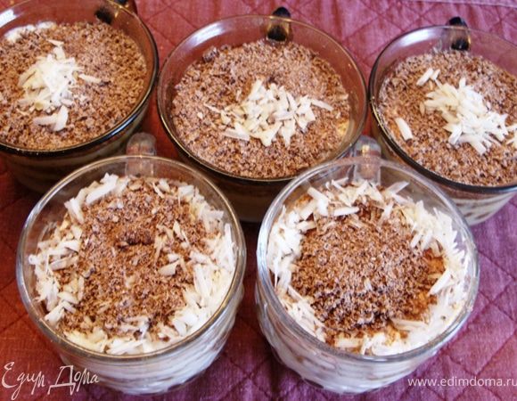 Нашинковать стружкой орехи и шоколад и украсить десерт сверху слоя какао.
Поставить в холодильник на 2-3 часа.
Всё. Готово!