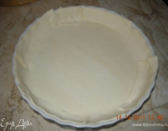 Слоеное тесто расскатать и выложить им форму. 