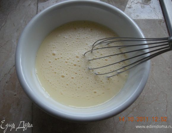 На терке натереть три вида сыра. Яйца взбить, добавить стакан молока, размешать.