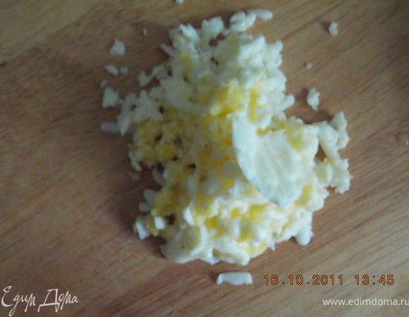 яйца отварить в течение 5-ти минут,остудить,почистить  и натереть на крупной тёрке