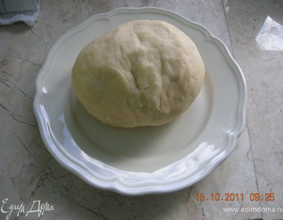 Из муки, маргарина и сахара с помощью рук замесить тесто, эластичное, жирное.