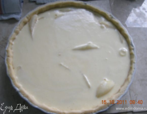 Для суфле взбить яйца с сахаром, добавить сметану и цедру лимона.

Этой смесью залить груши. 
