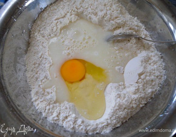 Муку просеять на стол (или миску). Сделать углубление. Налить туда сыворотки (можно предварительно нагреть и яйцо (не обязательно). В сыворотку всыпать соду и начинать медленно замешивать ложкой в одну сторону. Если нет сыворотки - кефир или сметану развести водой. Можно вообще постный вариант: сделать кислую воду (ну, чтобы сода погасилась), из лимонного сока или кислоты. Вообще сыворотку можно замораживать в одноразовых стаканчиках в морозилке. Часто после того, как мы сделали творог или сур - она нам не нужна. А вот если ее отправить в морозилку - она нам точно пригодится, для блинов или для оладей, хлеба. Так, вернемся в лепешкам :-). Когда тесто уже начнет становиться густым - отсунуть лишнее количество муки в сторону и замесить тесто уже руками. Тесто должно быть мягким, но не липнуть в рукам. Тесто достаточно полатливое. 