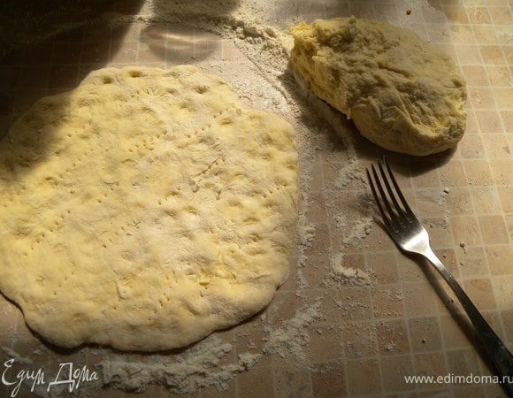 Разделить на кусочки чуть менше кулака. Раскатывать лепешки по одной. Толщина около 7-8 мм. Наколоть вилкой (при жарке будет вздуваться тесто). 