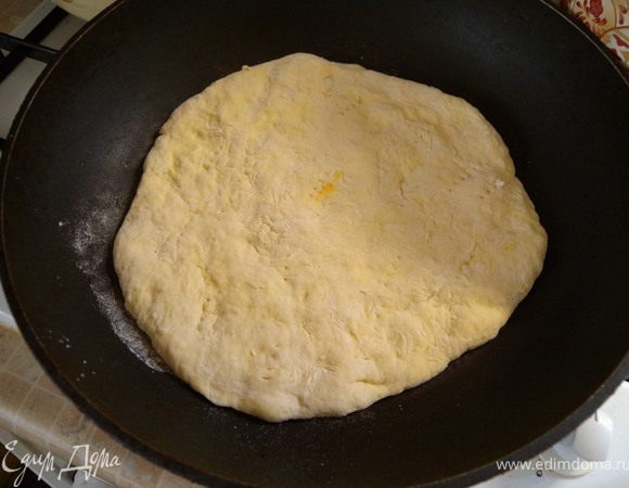 И положить на разогретую сковородку без масла (сухую). Печь (жарить) не среднем огне сначала с открытой крышкой, 