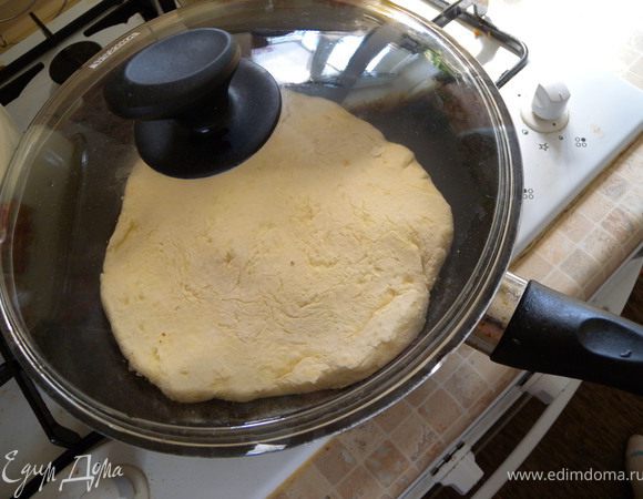 Потом перевернуть, уменьшить огонь и закрыть крышку. 