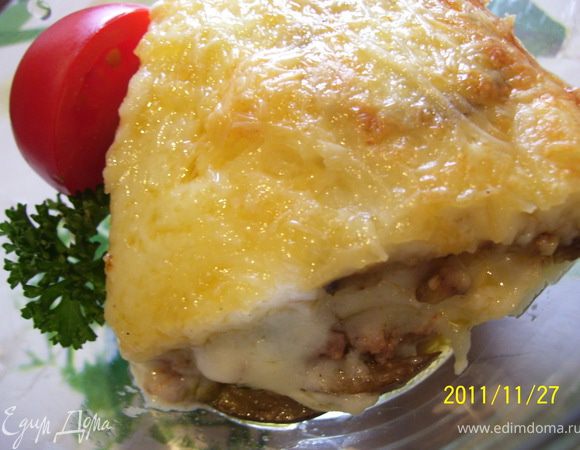 В сотейнике разогреваем сливочное масло, добавляем муку, быстро перемешиваем, чтобы не образовались комочки. Снимаем с огня и начинаем добавлять молоко, постоянно взбивая массу. Отдельно взбитое яйцо добавляем к заливке. Еще раз хорошо взбиваем, солим.