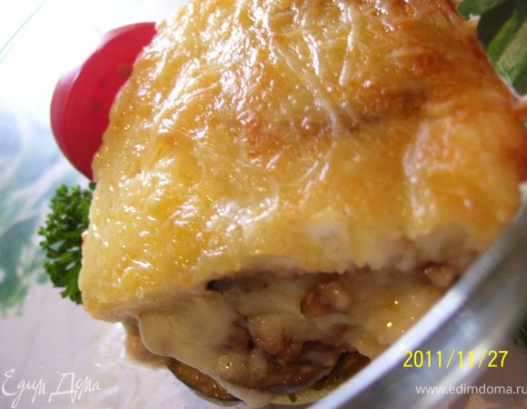 Получившейся массой заливаем верхний баклажанный слой. Присыпаем сыром и ставим в духовку на 25 минут при 220С.