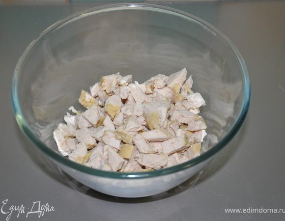  Филе отварить и нарезать крупными кусочками.


