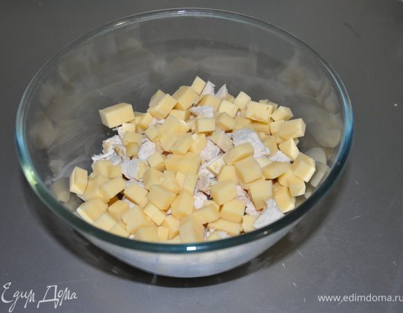  Сыр и ананасы тоже нарезаем кубиками.
 