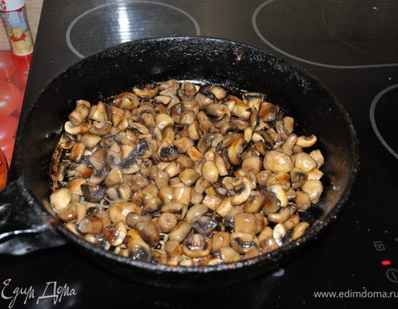 Шампиньоны (не мелкие), режим на 4 части и обжариваем на сливочном масле.Чтоб они приобрели золотистый оттенок.