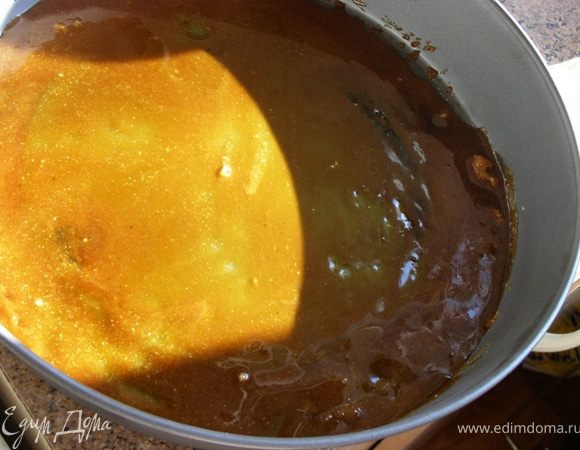 В форму кладем 100 г сахара с небольшим количеством воды. Отойдя от рецепта, я еще добавила 20 г сл масла, так карамель делают китайцы))) Приготовим коричневую карамель. Даем остыть. Днище формы должно быть полностью карамелизовано.