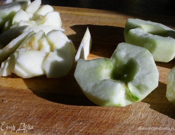 Очистим яблоки, удалим сердцевину, нарежем тонкими ломтиками.