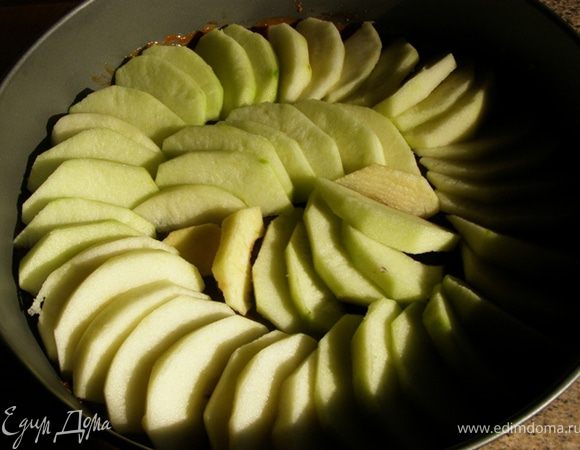 Выложим яблоки в форму на застывший сахар плотным кольцом