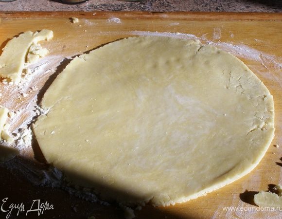 Раскатаем скалкой тесто в пласт толщиной 1/2 см.