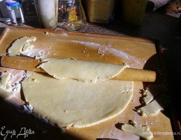 Чтобы тесто аккуратно переложить в форму, накрутим его на скалку