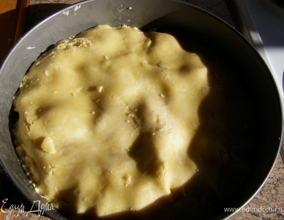 Легко перенесем в форму))) Подогнуть края так, чтобы фрукты были полностью прикрыты