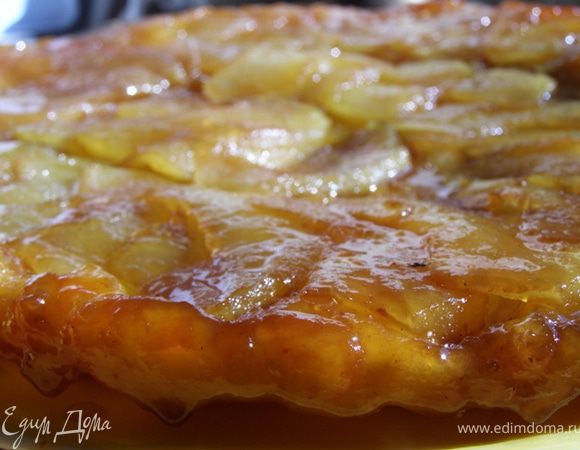 Как только пирог испечен, тотчас перевернуть на блюдо. 
Дать чуть остыть, на большее домашние не готовы, и подавать к чаю))) 
(Написала 2 порции, т.к. муж с дочкой вдвоем умяли пирог за 15 минут)) Приятного аппетита!