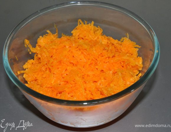 С тыквы счищаем шкуру и натираем на средней терке.
