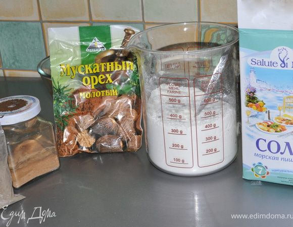 Муку просеиваем и смешиваем с пекарским порошком, содой,солью, пряностями, и изюмом.