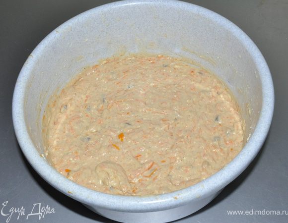 Муку с добавками соединяем с яичной массой и натертой тыквой, перемешиваем.