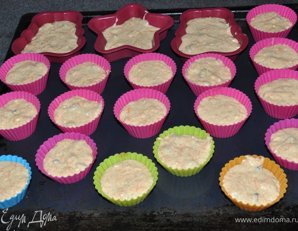 Форму для кексов смазать жиром (я пеку в силиконовых поэтому их не смазываю). Наполнить формы тестом на две трети. 