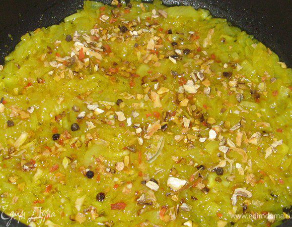 Затем добавляем соль,оставшиеся специи