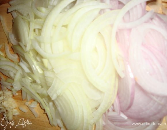 Лук, чеснок очистить и помыть. Лук нарезать полукольцами (или кольцами - как вам больше нравится), чеснок мелко порубить. 