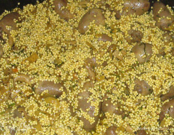 Добавляем очищенные сердечки и пшено, укроп перемешиваем 