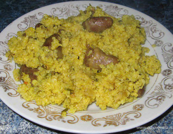 Вливаем воду 1200 мл, доводим до кипения, убавляем огонь и тушим до впитывания жидкости.Иногда добавляю чеснок.
Приятного аппетита! 
