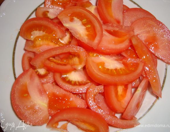 Помидоры вымыть, удалить попки и нарезать дольками (в оригинале - помидорки черри разрезаются пополам).