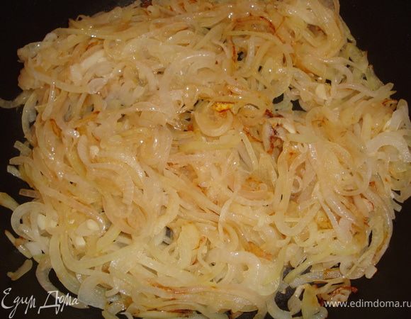 В большой сковороде разогреть растительное масло. Чтоб уж было совсем по-гречески, я взяла оливковое масло. Отправить в сковородку лук и чеснок и немного подрумянить.