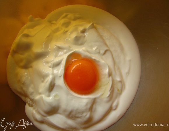 Делаем тесто: все предельно просто.. смешали сметану и желток. Посолили.