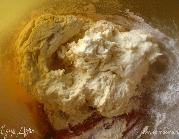 Постепенно добавляем муку. сначала ложкой мешаем 