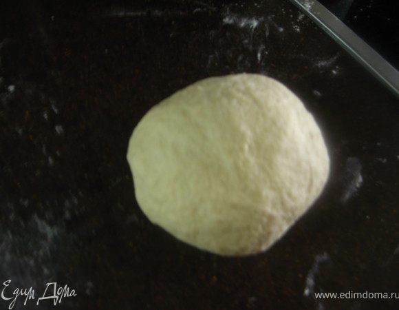 а потом перемещаемся на разделочный стол и на муке замешиваем тесто. Когда оно перестанет липнуть к столу, значит готово! Это все занимает не более 5 минут. тесто очень эластичное и нежное. Завернули в пищевую пленку и отправили в холодильник минимум на 1-2 часа. Я обычно тесто делаю вечером, а пеку утром.