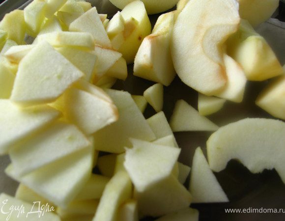 Готовим яблочную начинку: очищаем от кожуры и сердцевины, режем вдоль на 8 частей и каждую часть на тонкие ломтики. Можно сбрызнуть лимонным соком. я этого не делаю.