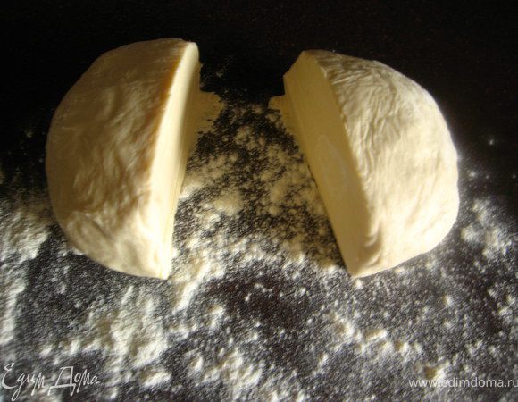 Делим тесто на 2 части.Тесто  настолько приятное, что мне всегда с ним жаль расставаться....